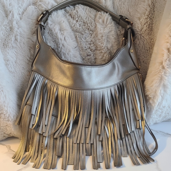 NWOT - SILVER, EXPANDABLE HANDBAG WITH FRINGE - Picture 15 of 15